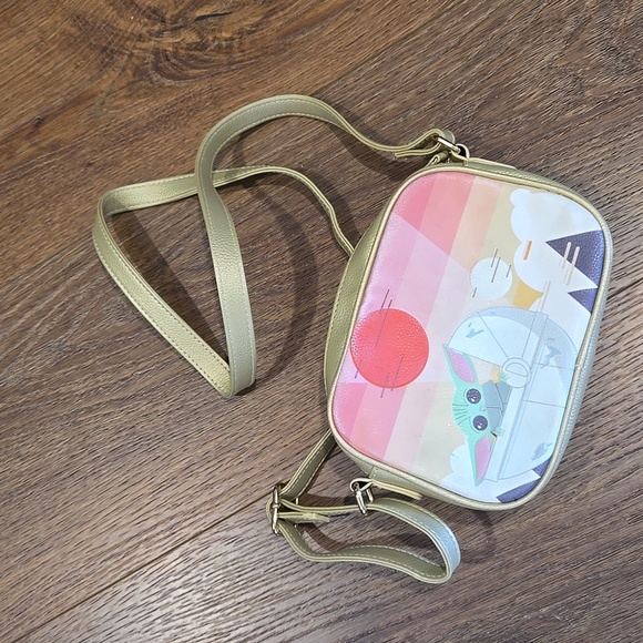 DANIELLE NICOLE STAR WARS BABY YODA MANDALORIAN CROSSBODY.   #6665 - Picture 2 of 9